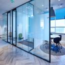 Scheidingswand met glazen en stalen secties