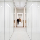 Corridor with glass partition walls of QbiQ