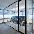 Teamruimte uitgevoerd met dubbele glazen scheidingswand bij BDO in Den Haag.