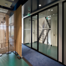 Fire-resistant wall with 0-joint between the glass panels