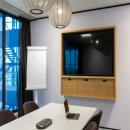 Meeting room with TV screen mounted on a closed partition iQ PRO Stud