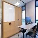 Cabinet enclosed in a single glass partition