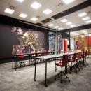 Flexible conversation room with double glass partition