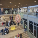 Systeemwanden in een school