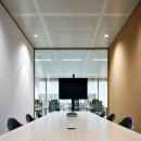 Inside a meeting room with a glass partition wall, combined with iQ PRO Stud metal and cork. 