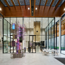 A total overview of the high partition walls at the entrance