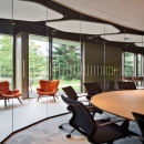 Office with circular-setting of a single glass partition