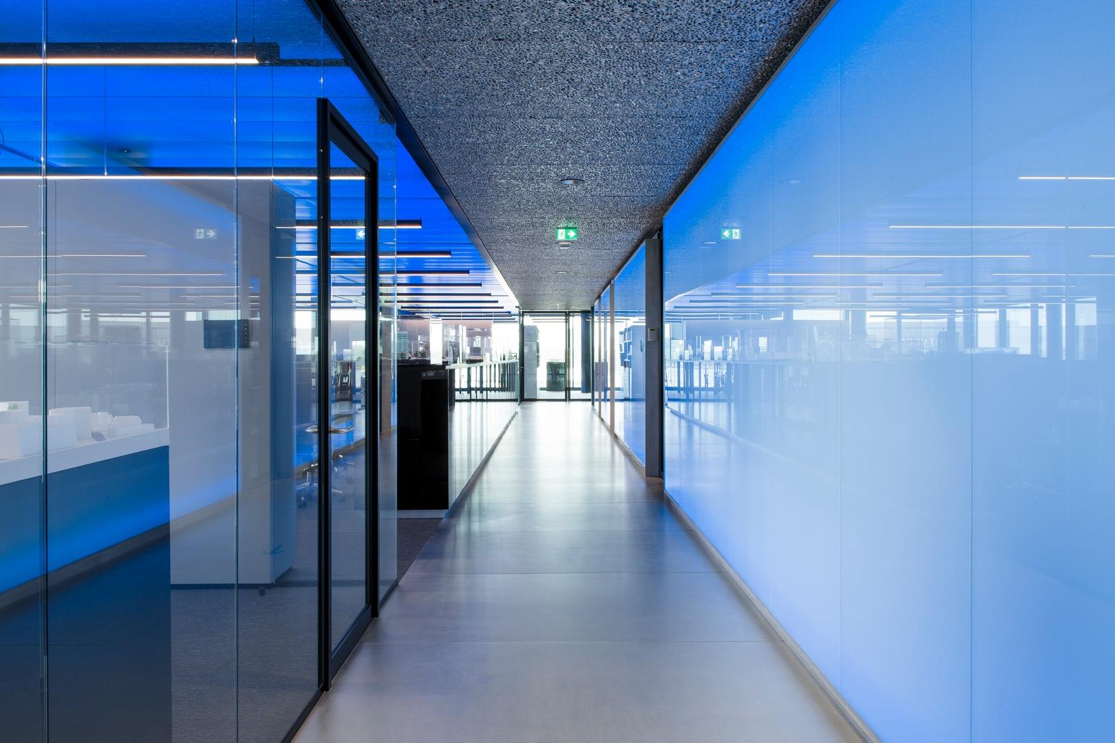 Seamless glass partition at Flow Amsterdam