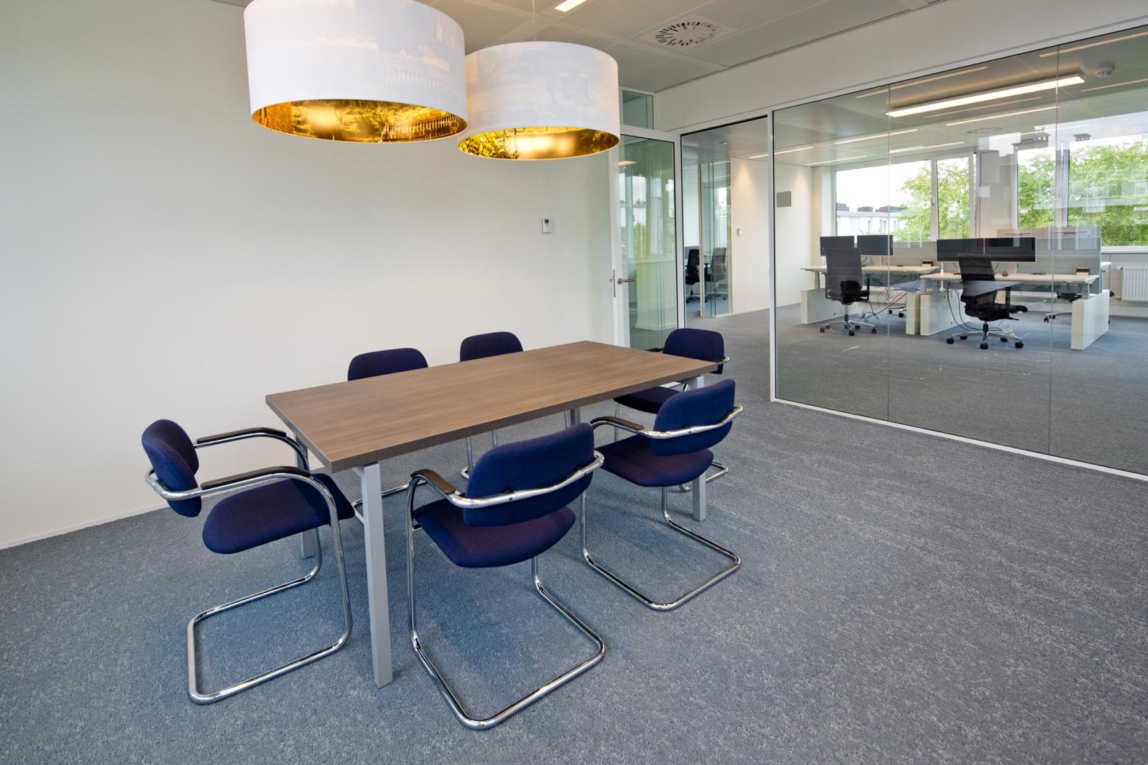 Speekkamer met glas- en gesloten wand