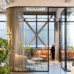  meeting room with singel glass wall