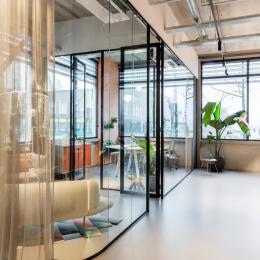 a meeting room curved glass corners partition wall of QbiQ
