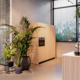 The coffee corner with on the leftside a meeting roomq