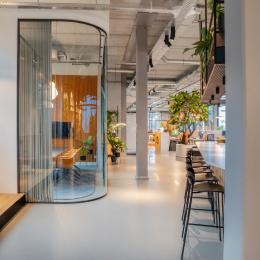 Curved glass partition wall of QbiQ