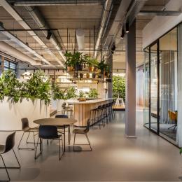 A meeting room with curved glass on the right side