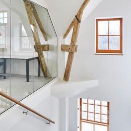 A stair with on the left side a partition wall of QbiQ