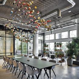 Double glass Route 66 office wall with industrial look an feel