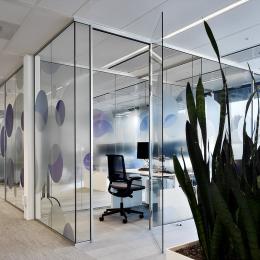 Small glass concentration unit made of acoustic layered single glass and aluminum frame and a full glass door. 