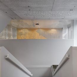 Stairecase with single glass panels at Leiden University College The Hague