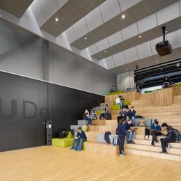 7 meter high glass wall at Pulse Delft