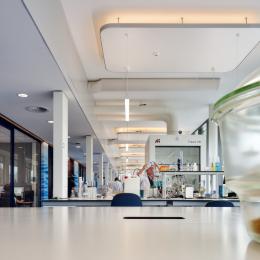 Laboratory rooms with single glass partition wall 