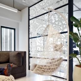 Visual separation between "lounge corner" and desks