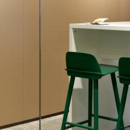 Glass dividing wall at Deens in The Hague