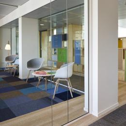 Circulaire office glass wall made of cutting loss glass panels