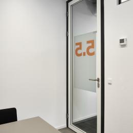 Aluminum framed door with very high acoustic values due to the double acoustic laminated glass, double rubber seals and dropseal