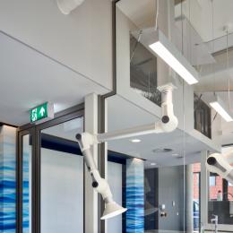 Single glass dividing wall