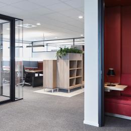 Belcel met dubbelglas kaderdeur met hoge geluidsisolatie bij BDO in Den Haag,