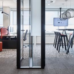 Vol glazen T-verbinding tussen twee glazen systeemwanden