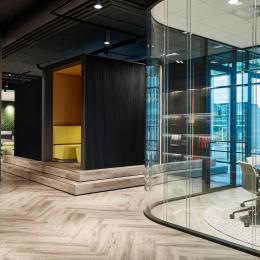 Dubbel glas systeemwand met ronde hoeken bij BDO in Den Haag