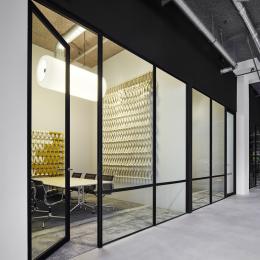 Glass partition wall with industrial look & feel from the thirties