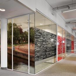 Demountable wall partitions made of single glass