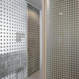Single glass demountable glass wall with a dots print