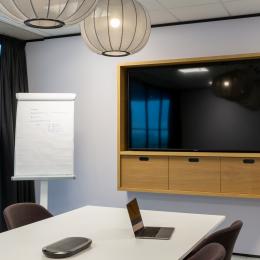 Meeting room with TV screen mounted on a closed partition iQ PRO Stud