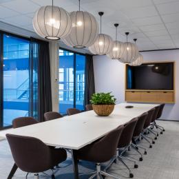 Meeting room with TV screen mounted on a closed partition iQ PRO Stud