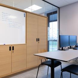 Cabinet enclosed in a single glass partition