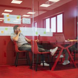 Conversation in a QQ1 freestanding glass office box at DBD Oirschot