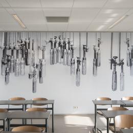 Gesloten systeemwand in klaslokaal
