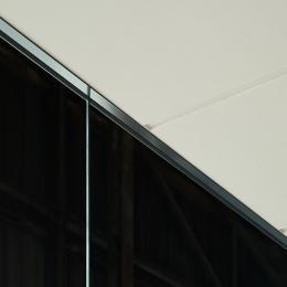 Ceiling extrusion detail from a QQ1 freestanding glass office
