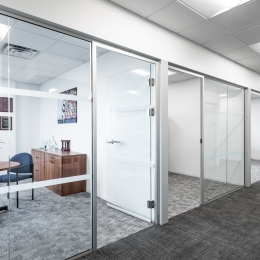 Single glass partition wall with tempered glass door