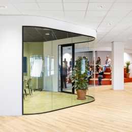 iQ Single partition with curved glass