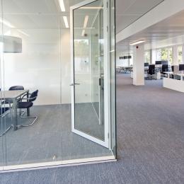 Spreekkamer met systeemwand van dubbelglas en enkelglas