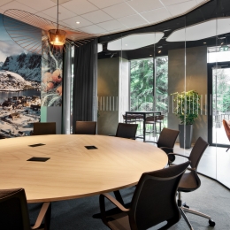 Office with circular-setting of a single glass partition