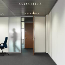 Partition wall in a combination of glass and melamine