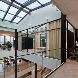 Glass partition on the mezzanine edge