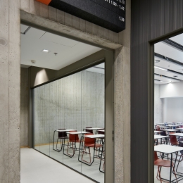 Classroom with single glass partition at Mindlabs Tilburg.
