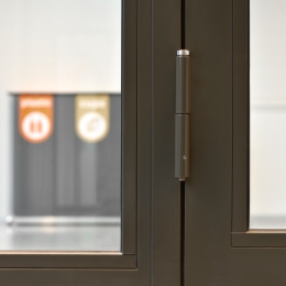Steel hinge on EW30 fire resistant door