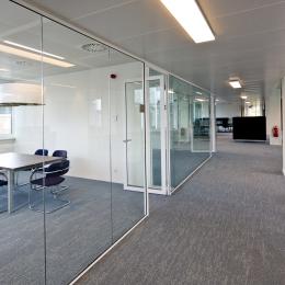 Speekkamer met glas- en gesloten wand